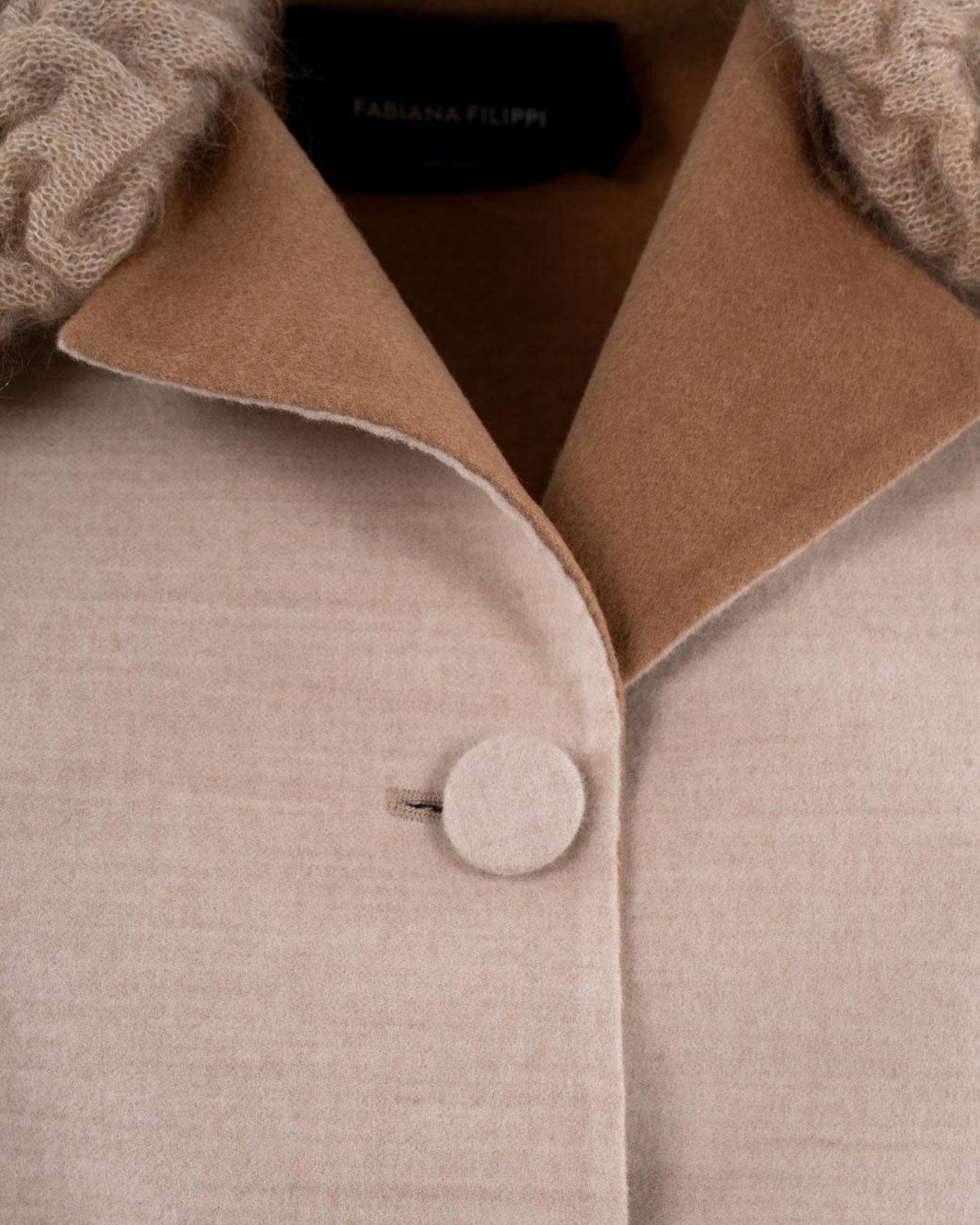 shop FABIANA FILIPPI  Giaccone: Fabiana Filippi caban in double di lana.
Tessuto sofisticato e avvolgente lavorato a mano.
Caratterizzato dal collo in mohair staccabile.
Prodotto attraverso processi sostenibili.
Composizione: 100% lana vergine
Collo in maglia: 65% mohair – 33% nylon – 2% lana vergine.
Made in Italy.. CTD215F260 L604-VR3 number 3568360
